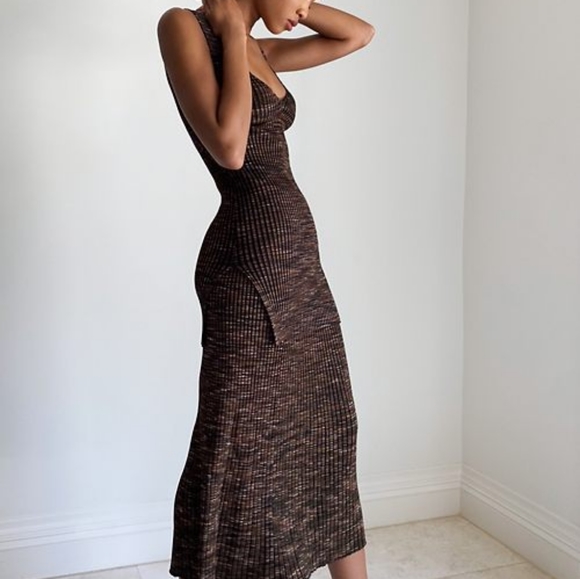 Babaton Dresses & Skirts - Babaton Aritzia Carousel skirt Sz. L